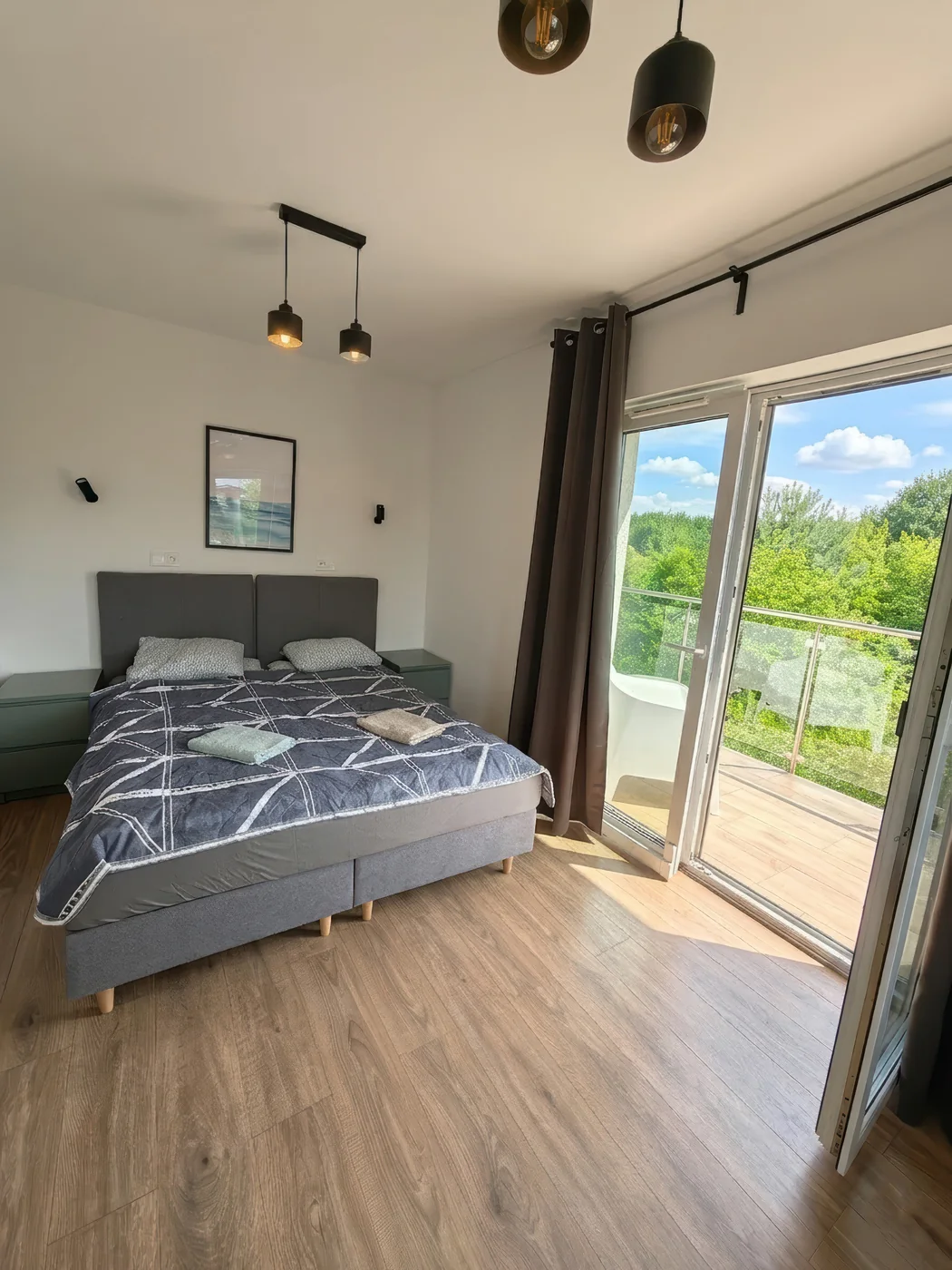 Sypialnia z wyjściem na balkon